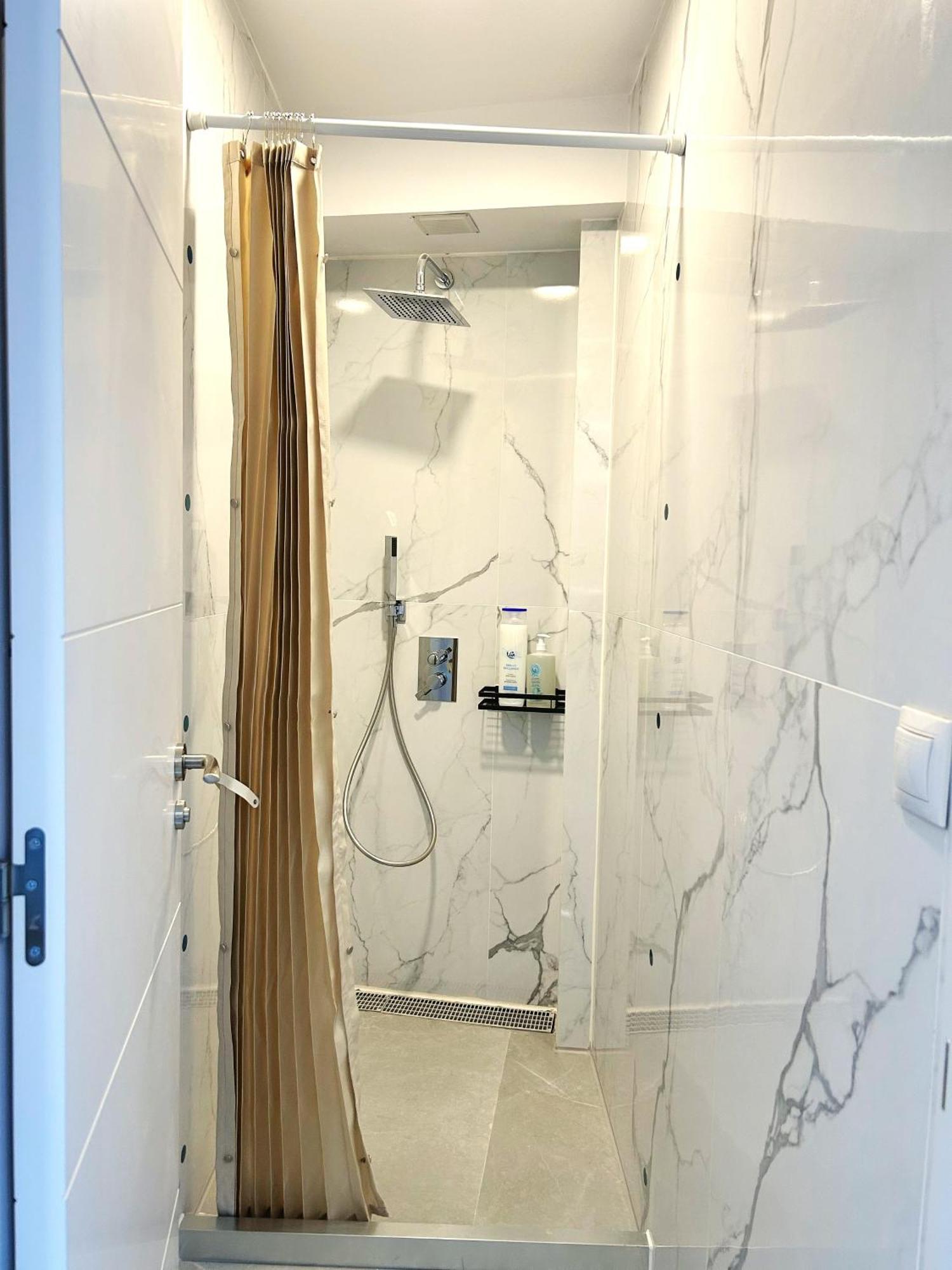 Unplan Hostel Madrid Ngoại thất bức ảnh