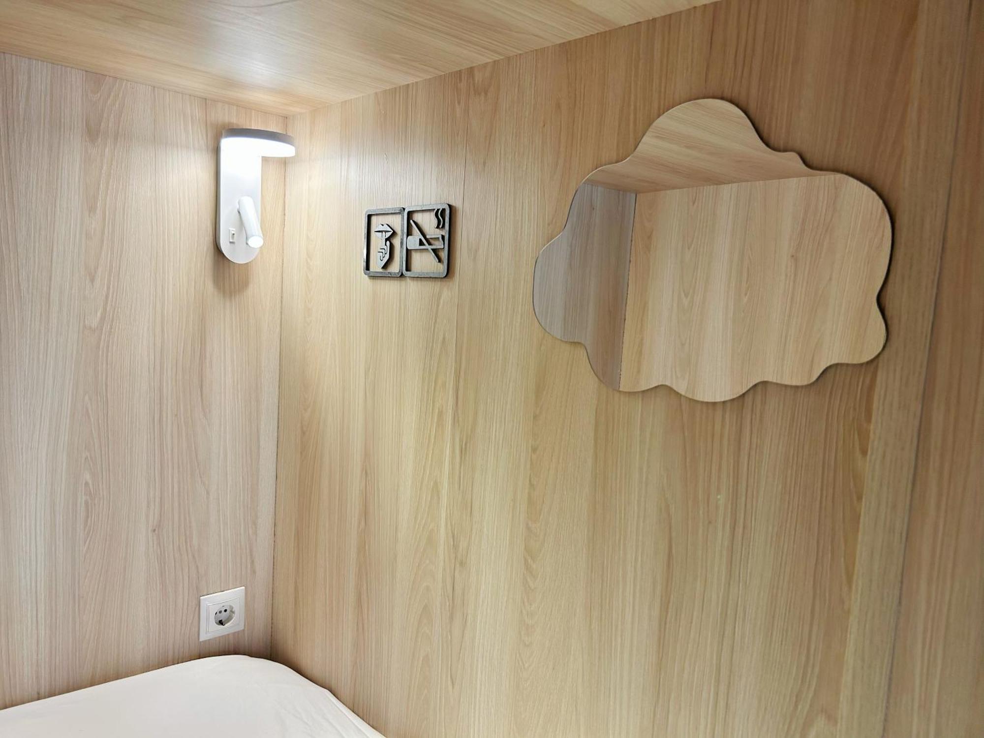 Unplan Hostel Madrid Ngoại thất bức ảnh