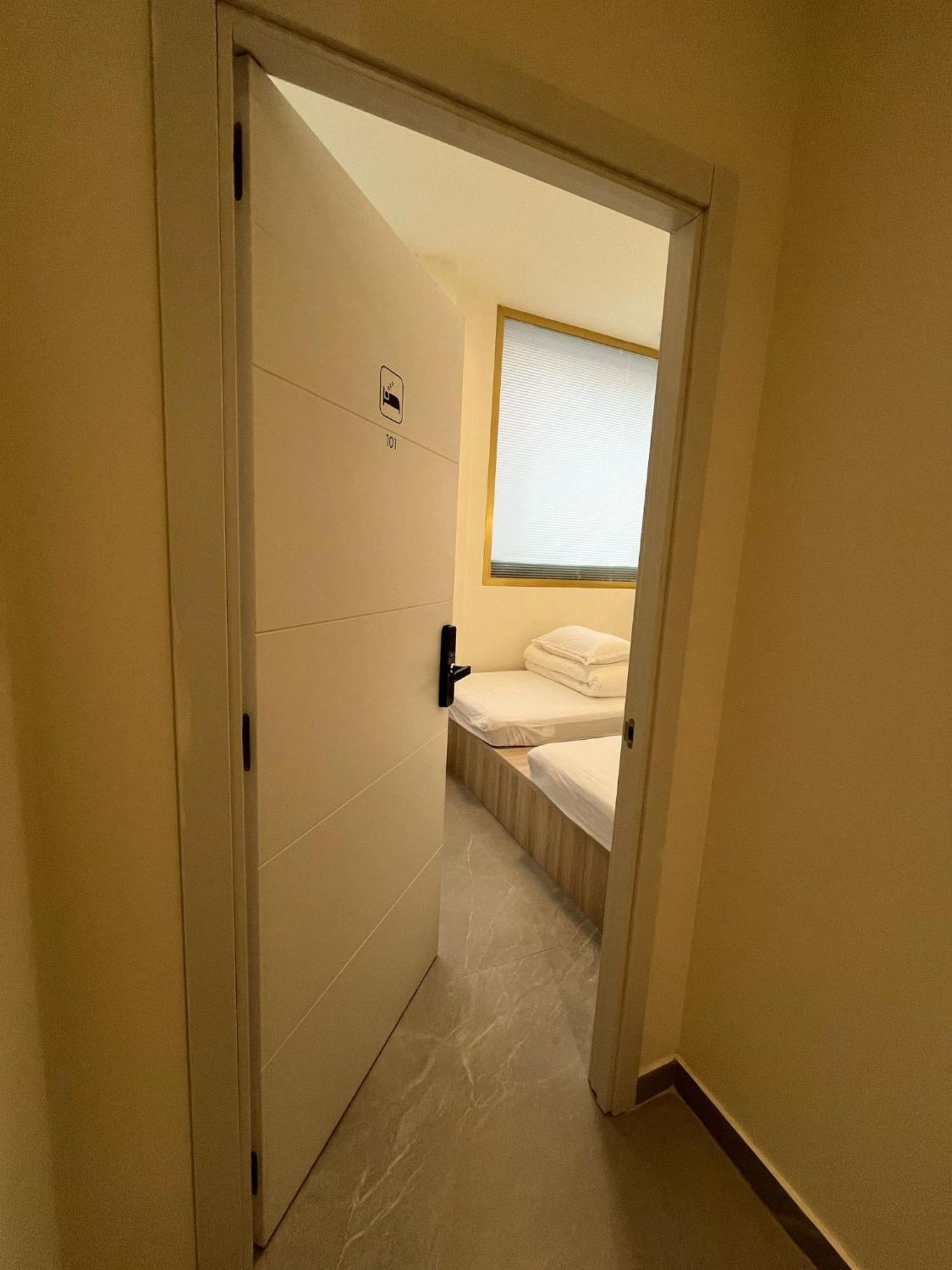Unplan Hostel Madrid Ngoại thất bức ảnh